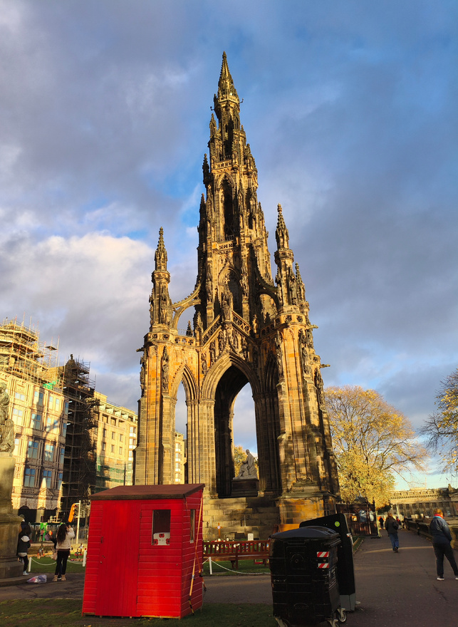 Photographie d’un haut bâtiment gothique d’un seul tenant.