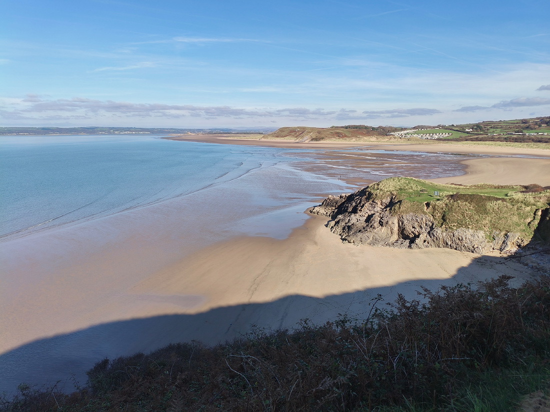 Photographie d’une falaise se jetant dans la mer.